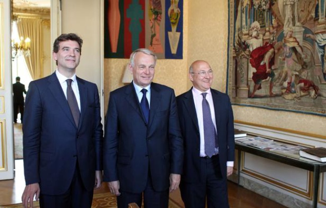 Le Premier ministre Jean-Marc Ayrault entouré du ministre du Redressement productif Arnaud Montebourg et du ministre du Travail Michel Sapin, le 29 mai 2012 à Paris Le Premier ministre Jean-Marc Ayrault entouré du ministre du Redressement productif Arnaud Montebourg et du ministre du Travail Michel Sapin, le 29 mai 2012 à Paris