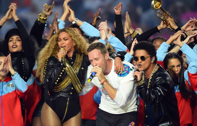 Beyoncé, Chris Martin et Bruno Mars lors de la mi-temps du Super Bowl le 7 février 2016 Beyoncé, Chris Martin et Bruno Mars lors de la mi-temps du Super Bowl le 7 février 2016
