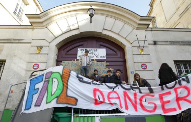 Des élèves du lycée Charlemagne à Paris bloquent l'entrée pour réclamer l'arrêt des expulsions des élèves scolarisés le 17 octobre 2013. Des élèves du lycée Charlemagne à Paris bloquent l'entrée pour réclamer l'arrêt des expulsions des élèves scolarisés le 17 octobre 2013.