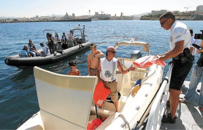 À chaque contrôle de bateau, les policiers vérifient les papiers et l'équipement obligatoire. À chaque contrôle de bateau, les policiers vérifient les papiers et l'équipement obligatoire.