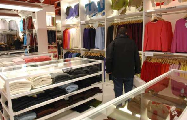 Le magasin Uniqlo au centre commercail Les quatre temps de La Défense, en octobre 2007. Le magasin Uniqlo au centre commercail Les quatre temps de La Défense, en octobre 2007.