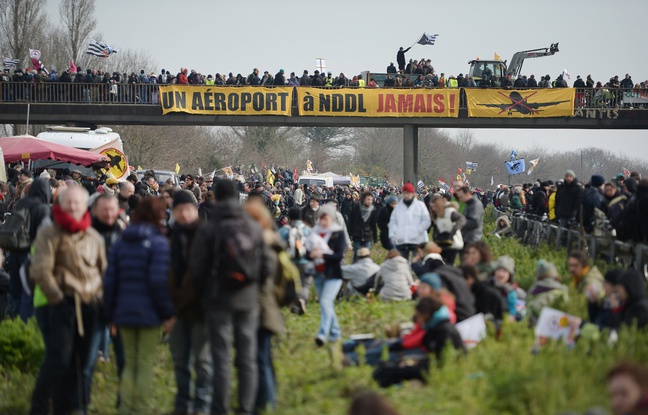 La foule de manifestants sur la 2x2 voies Nantes-Vannes le 27 février. La foule de manifestants sur la 2x2 voies Nantes-Vannes le 27 février.