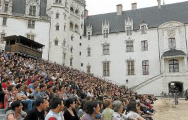 Les scènes salaces ou sanguinolentes du western de Royal de Luxe ont « déconcerté » certains des 1 200 spectateurs. Les scènes salaces ou sanguinolentes du western de Royal de Luxe ont « déconcerté » certains des 1 200 spectateurs.