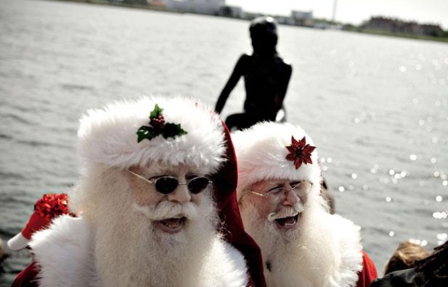 Des Pères-Noël hilares, lors du congrès des Pères-Noël, à Copenhaguen le 18 juillet 2011.
Des Pères-Noël hilares, lors du congrès des Pères-Noël, à Copenhaguen le 18 juillet 2011.