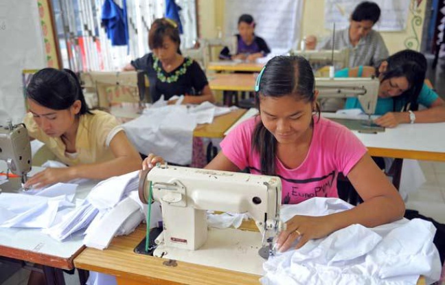 Des ouvrières du secteur textile travaillent dans une usine de Sihanoukville, au Cambodge, le 9 septembre 2009. Des ouvrières du secteur textile travaillent dans une usine de Sihanoukville, au Cambodge, le 9 septembre 2009.