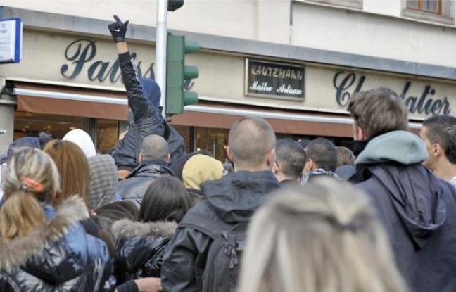 Lors des manifestations, de nombreux commerces du centre deviennent inaccessibles. Lors des manifestations, de nombreux commerces du centre deviennent inaccessibles.