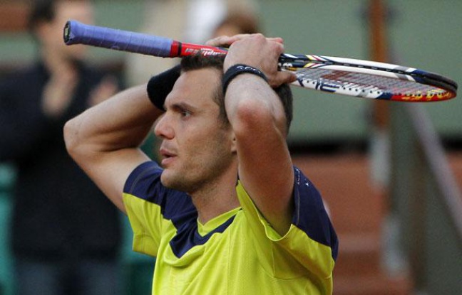 Le Français Paul-Henri Mathieu lors de son élimination contre l'Espagnol Marcel Granollers, le 2 juin 2012, à Roland-Garros. Le Français Paul-Henri Mathieu lors de son élimination contre l'Espagnol Marcel Granollers, le 2 juin 2012, à Roland-Garros.
