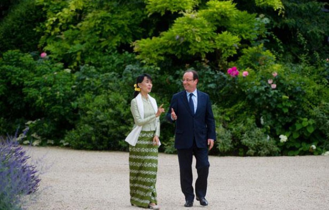 Aung San Suu Kyi et François Hollande dans les jardins de l'Elysée, mardi 26 juin 2012 Aung San Suu Kyi et François Hollande dans les jardins de l'Elysée, mardi 26 juin 2012