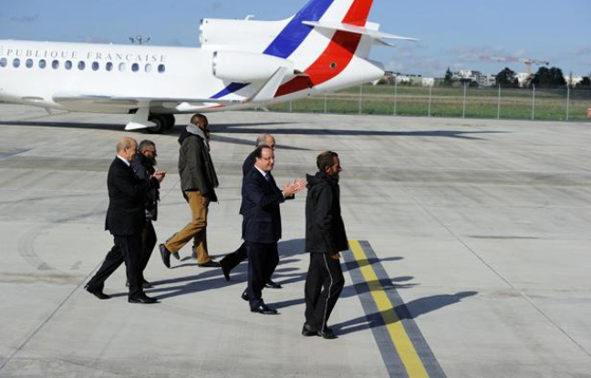 François Hollande accueille les quatre otages libérés, le 30 octobre 2013, sur l'aéroport de Villacoublay, dans les Yvelines. François Hollande accueille les quatre otages libérés, le 30 octobre 2013, sur l'aéroport de Villacoublay, dans les Yvelines.