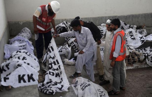 Le puissant incendie ayant ravagé mardi soir une usine de textile à Karachi, la mégalopole du sud du Pakistan, a causé la mort d'au moins 240 personnes, a indiqué mercredi le chef de la police locale. Le puissant incendie ayant ravagé mardi soir une usine de textile à Karachi, la mégalopole du sud du Pakistan, a causé la mort d'au moins 240 personnes, a indiqué mercredi le chef de la police locale.