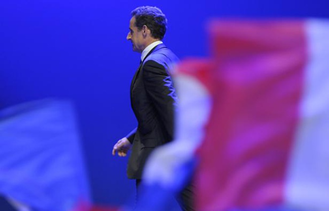 Nicolas Sarkozy quitte la scène de la Mutualité après sa défaite à l'élection présidentielle. Nicolas Sarkozy quitte la scène de la Mutualité après sa défaite à l'élection présidentielle.