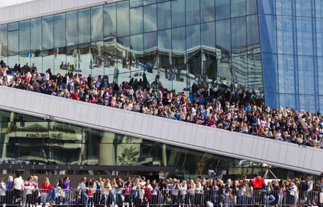 Des milliers de fans survoltés de Justin Bieber attendent leur idole dans les rues d'Oslo, en Norvège, le 30 mai 2012. Des milliers de fans survoltés de Justin Bieber attendent leur idole dans les rues d'Oslo, en Norvège, le 30 mai 2012.