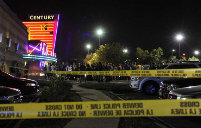 Sur le parking du cinéma où s'est déroulée une fusillade lors de la projection de «Batman» à Denver, dans le Colorado, le 20 juillet 2012. Sur le parking du cinéma où s'est déroulée une fusillade lors de la projection de «Batman» à Denver, dans le Colorado, le 20 juillet 2012.