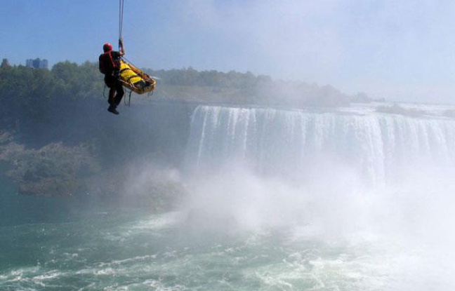 Un homme se fait secourir après avoir plongé dans les chutes du Niagara, le 21 mai 2012. Un homme se fait secourir après avoir plongé dans les chutes du Niagara, le 21 mai 2012.
