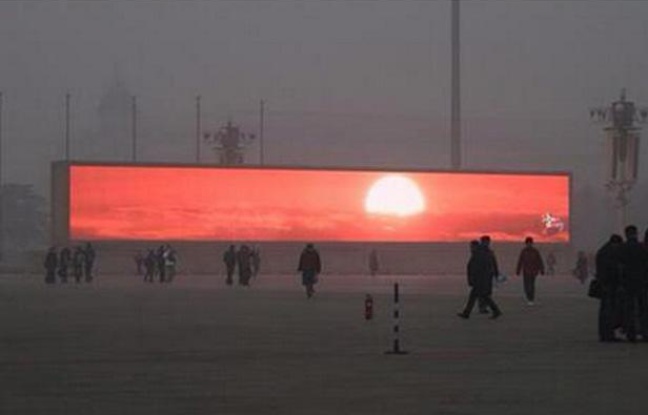 Un écran géant diffuse une vidéo de lever de soleil à Pekin, le 16 janvier 2014. Un écran géant diffuse une vidéo de lever de soleil à Pekin, le 16 janvier 2014.