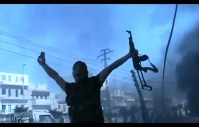 Le régime syrien a reconnu lundi pour la première fois posséder des armes chimiques et menacé de les utiliser en cas d'intervention militaire occidentale mais jamais contre sa population, suscitant une réaction cinglante des Etats-Unis. Le régime syrien a reconnu lundi pour la première fois posséder des armes chimiques et menacé de les utiliser en cas d'intervention militaire occidentale mais jamais contre sa population, suscitant une réaction cinglante des Etats-Unis.