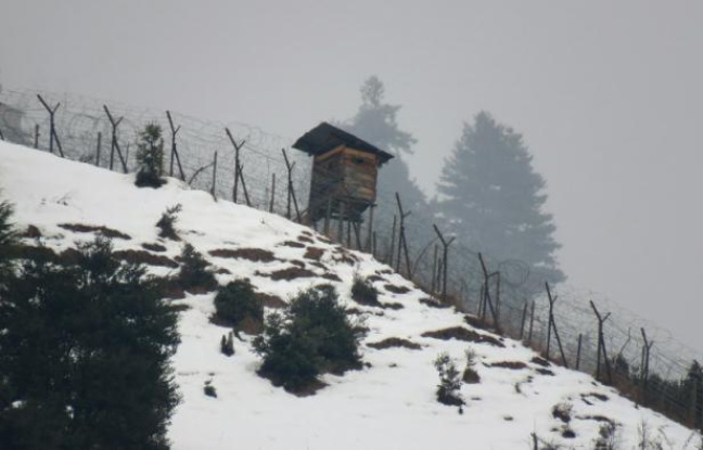 Double rangée de clôtures coiffées de barbelés le 12 décembre 2015 sur les montagnes enneigées du Cachemire Double rangée de clôtures coiffées de barbelés le 12 décembre 2015 sur les montagnes enneigées du Cachemire