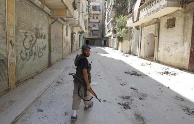 Un rebelle syrien marche dans une rue d'Alep, en Syrie, le 10 août 2012. Un rebelle syrien marche dans une rue d'Alep, en Syrie, le 10 août 2012.