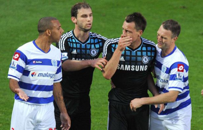 John Terry (Chelsea) face à Anton Ferdinand (Queens Park Rangers) lors du match entre leurs deux équipes le 23 octobre 2011. John Terry (Chelsea) face à Anton Ferdinand (Queens Park Rangers) lors du match entre leurs deux équipes le 23 octobre 2011.