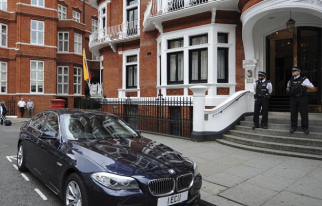 Des policiers britanniques devant l'ambassade de l'Equateur à Londres, le 16 août 2012. Des policiers britanniques devant l'ambassade de l'Equateur à Londres, le 16 août 2012.