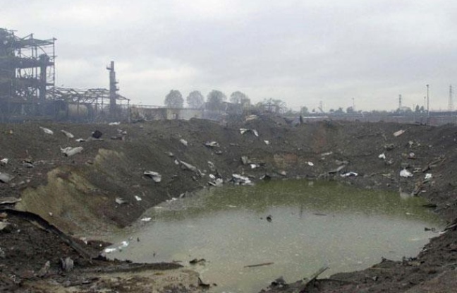 Photo du cratère formé à la suite de l'explosion de l'usine AZF de Toulouse, prise le 23 septembre 2001. Photo du cratère formé à la suite de l'explosion de l'usine AZF de Toulouse, prise le 23 septembre 2001.