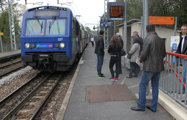 Le 28 octobre 2014, des voyageurs du RER C attendent leur train à la station Gravigny-Balizy. Le 28 octobre 2014, des voyageurs du RER C attendent leur train à la station Gravigny-Balizy.