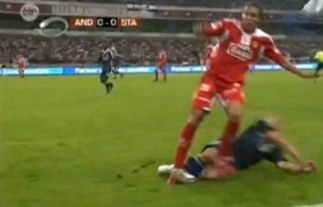 Le joueur du Standard Liège, Axel Witsel (en rouge), lors d'un duel avec le joueur d'Anderlecht Marcin Wasilewski, le 30 août 2009. Le joueur du Standard Liège, Axel Witsel (en rouge), lors d'un duel avec le joueur d'Anderlecht Marcin Wasilewski, le 30 août 2009.