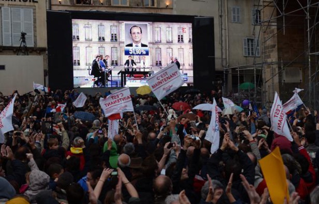 Des militants socialistes exultent après la victoire de François Hollande. Des militants socialistes exultent après la victoire de François Hollande.