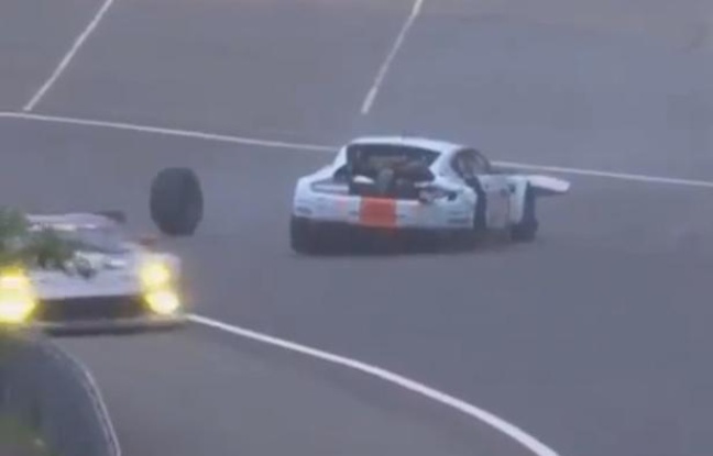Capture d'écran YouTube: le Danois Allan Simonsen victime d'un accident lors des 24 Heures du Mans le 22 juin 2013. Capture d'écran YouTube: le Danois Allan Simonsen victime d'un accident lors des 24 Heures du Mans le 22 juin 2013.