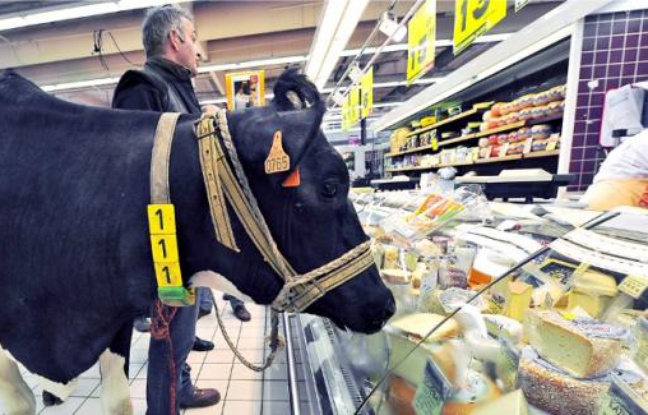 Un producteur proteste contre le prix du lait dans un supermarché de Lomme (Nord). Un producteur proteste contre le prix du lait dans un supermarché de Lomme (Nord).