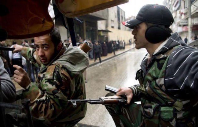 Le régime syrien a retourné samedi contre les rebelles l'accusation que lui ont faite les Occidentaux de vouloir utiliser des armes chimiques dans le conflit en Syrie, en mettant en avant la prise par les jihadistes d'une usine produisant du gaz hautement toxique. Le régime syrien a retourné samedi contre les rebelles l'accusation que lui ont faite les Occidentaux de vouloir utiliser des armes chimiques dans le conflit en Syrie, en mettant en avant la prise par les jihadistes d'une usine produisant du gaz hautement toxique.