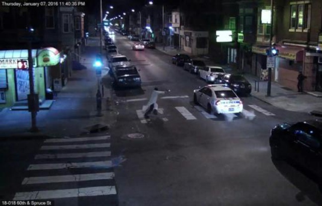 Capture d'image d'une vidéo de surveillance diffusée le 8 janvier 2016 par la police de Philadelphie et montrant un homme tirant sur un policier dans sa voiture Capture d'image d'une vidéo de surveillance diffusée le 8 janvier 2016 par la police de Philadelphie et montrant un homme tirant sur un policier dans sa voiture
