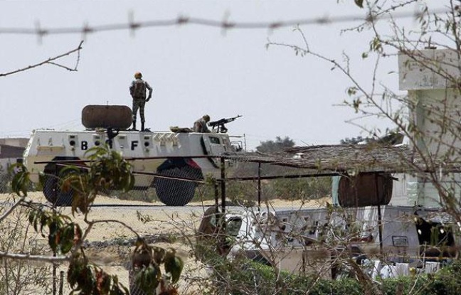 Des soldats égyptiens montent la garde à la frontière avec Israël et la bande de Gaza, le 6 août 2012. Des soldats égyptiens montent la garde à la frontière avec Israël et la bande de Gaza, le 6 août 2012.