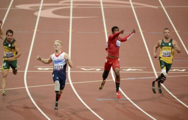 Le Sud-Africain Oscar Pistorius a perdu son titre sur 100 m jeudi soir aux jeux Paralympiques, gagné par le Britannique Jonnie Peacock, au cours d'une soirée également marquée par l'or d'Assia El Hannouni, en présence du président français François Hollande. Le Sud-Africain Oscar Pistorius a perdu son titre sur 100 m jeudi soir aux jeux Paralympiques, gagné par le Britannique Jonnie Peacock, au cours d'une soirée également marquée par l'or d'Assia El Hannouni, en présence du président français François Hollande.