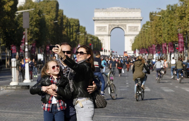 Une famille sur les Champs-Élysées lors de la journée sans voiture Une famille sur les Champs-Élysées lors de la journée sans voiture