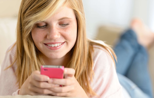 Illustration: une jeune fille regarde son smartphone. Illustration: une jeune fille regarde son smartphone.
