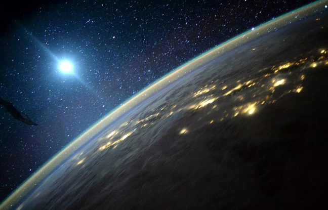 La Terre et la Lune vues depuis la Station spatiale internationale en septembre 2015. La Terre et la Lune vues depuis la Station spatiale internationale en septembre 2015.