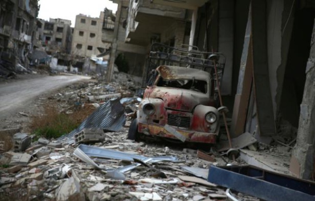 Un véhicule détruit dans les décombres de Jobar le 23 janvier 2016 en Syrie Un véhicule détruit dans les décombres de Jobar le 23 janvier 2016 en Syrie