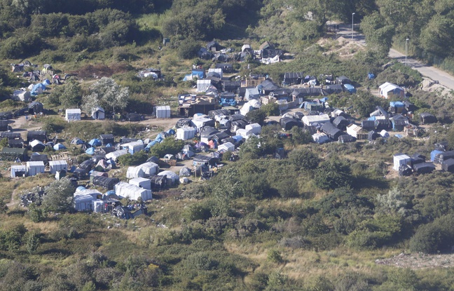 Une photo aérienne de la «jungle» à Calais. Une photo aérienne de la «jungle» à Calais.