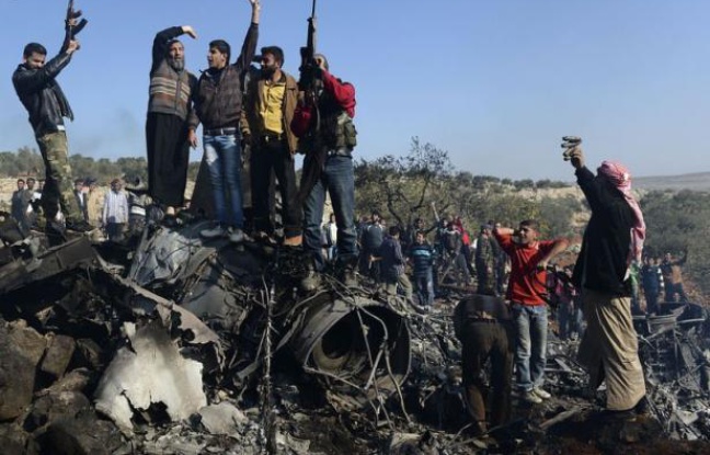 Un attentat dans une banlieue de Damas mercredi a fait plus de 50 morts, le plus sanglant contre des civils depuis le début du conflit en Syrie, qui connaît un tournant avec les premiers tirs de missiles par les rebelles qui ont abattu en 24 heures deux appareil de l'armée. Un attentat dans une banlieue de Damas mercredi a fait plus de 50 morts, le plus sanglant contre des civils depuis le début du conflit en Syrie, qui connaît un tournant avec les premiers tirs de missiles par les rebelles qui ont abattu en 24 heures deux appareil de l'armée.