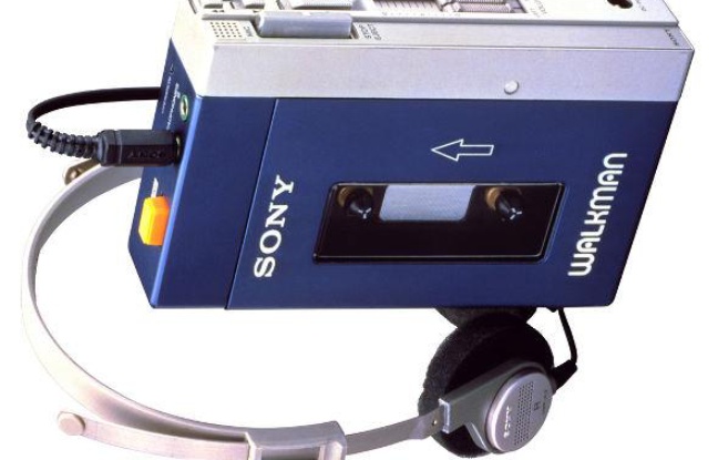 Le Walkman TPS-L2, mis en vente par Sony en 1979 Le Walkman TPS-L2, mis en vente par Sony en 1979