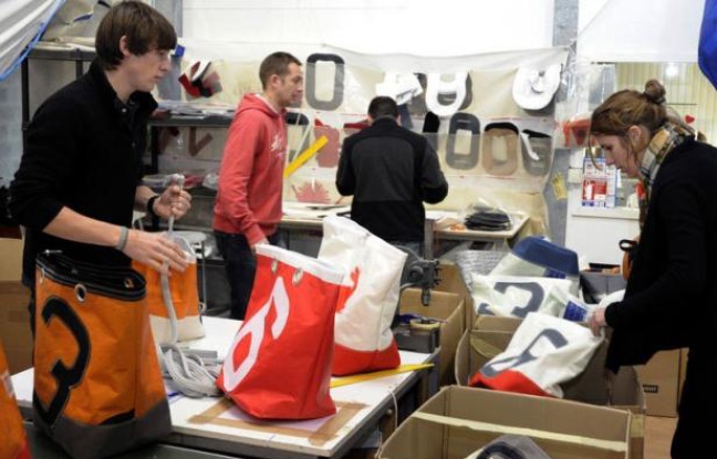 "Pour une voile de navigateur, se transformer en sac c'est des vacances!", sourit Hugo Le Pomellec une des petites mains de "727 Sailbags", en s'affairant sur un élégant sac à main orange taillé dans des voiles qui ont traversé l'Atlantique lors de la dernière Route du Rhum. "Pour une voile de navigateur, se transformer en sac c'est des vacances!", sourit Hugo Le Pomellec une des petites mains de "727 Sailbags", en s'affairant sur un élégant sac à main orange taillé dans des voiles qui ont traversé l'Atlantique lors de la dernière Route du Rhum.