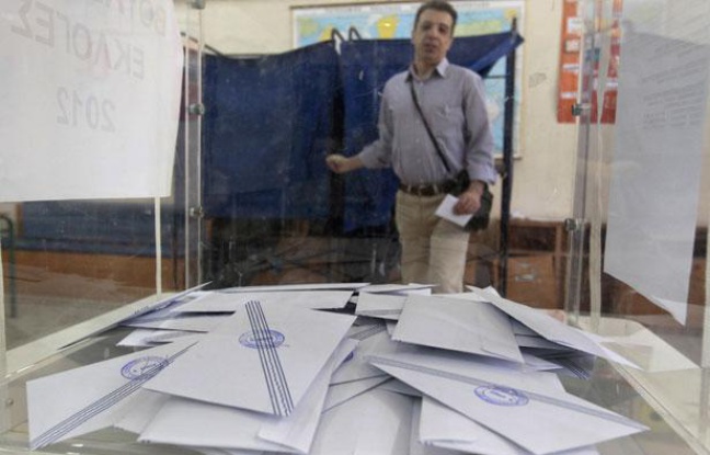 Un homme sort de l'isoloir après avoir voté dans un bureau de vote d'Athènes, pour le compte des élections législatives grecques, dimanche 6 mai 2012 Un homme sort de l'isoloir après avoir voté dans un bureau de vote d'Athènes, pour le compte des élections législatives grecques, dimanche 6 mai 2012
