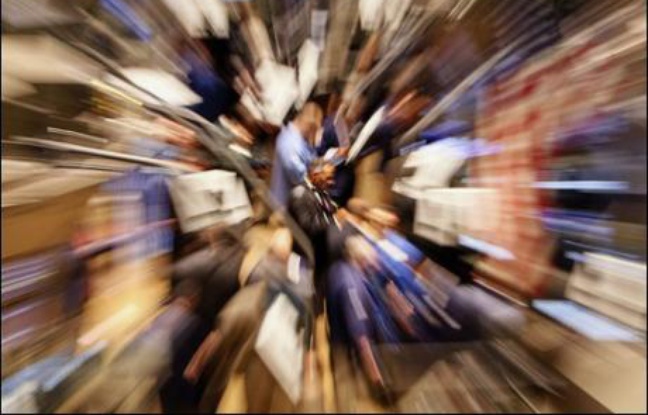 La Bourse de New York a terminé en forte baisse jeudi, plombée par un nouveau regain d'inquiétudes sur l'impact de la crise des prêts hypothécaires à risque, après le gel par BNP Paribas de trois fonds: l'indice Dow Jones a lâché plus de 380 points (-2,83%) et le Nasdaq a cédé 2,16%. La Bourse de New York a terminé en forte baisse jeudi, plombée par un nouveau regain d'inquiétudes sur l'impact de la crise des prêts hypothécaires à risque, après le gel par BNP Paribas de trois fonds: l'indice Dow Jones a lâché plus de 380 points (-2,83%) et le Nasdaq a cédé 2,16%.