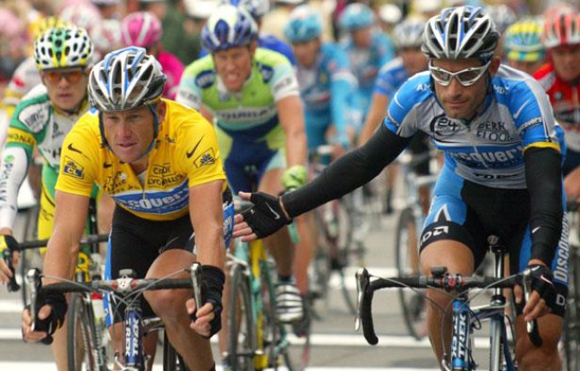 Lance Armstrong et George Hincapie, alors coéquipiers dans l'équipe Discovery Channel, en juin 2005, sur le Tour de France. Lance Armstrong et George Hincapie, alors coéquipiers dans l'équipe Discovery Channel, en juin 2005, sur le Tour de France.