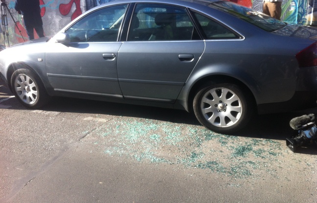 A Montreuil, la place de parking où a été retrouvée la voiture Seat noire est couverte de bris de verre, dimanche 15 novembre 2015. A Montreuil, la place de parking où a été retrouvée la voiture Seat noire est couverte de bris de verre, dimanche 15 novembre 2015.
