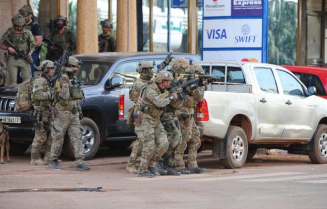 Des forces spéciales françaises aux abords de l'hôtel Splendid à Ouagadougou, le 16 janvier 2016 Des forces spéciales françaises aux abords de l'hôtel Splendid à Ouagadougou, le 16 janvier 2016