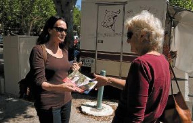 Quand Catherine Arkilovitch (à g.) tend ses tracts, on lui fait souvent signe de s'en aller. Au contraire de Jean-Michel Ferrand lorsqu'il distribue ses chèques. Quand Catherine Arkilovitch (à g.) tend ses tracts, on lui fait souvent signe de s'en aller. Au contraire de Jean-Michel Ferrand lorsqu'il distribue ses chèques.