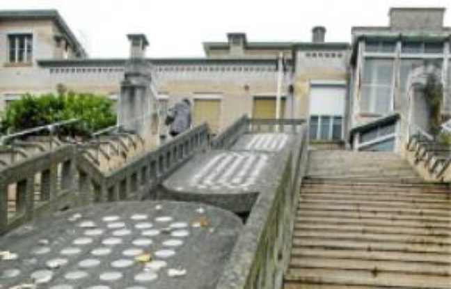 L'hôpital, bâti en 1933 par Tony-Garnier, est gagné par la vétusté. L'hôpital, bâti en 1933 par Tony-Garnier, est gagné par la vétusté.