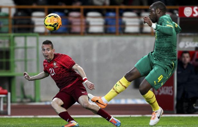 Le défenseur central camerounais Jean-Armel Kana Biyik sous le maillot du Cameroun contre le Portugal. Le défenseur central camerounais Jean-Armel Kana Biyik sous le maillot du Cameroun contre le Portugal.